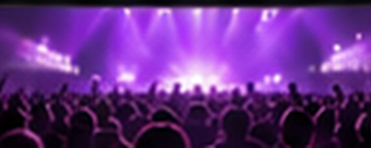 Une salle de concert éclairée en violet, illustration des sorties à découvrir